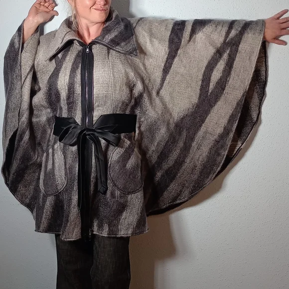 Dramatic Monochrome Handmade Wool Cape - Boutique Free Size - Picture 1 of 8